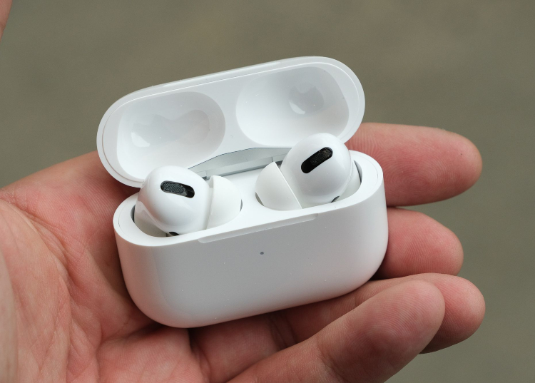 AirPods Pro bị hacker qua mặt bằng... lò vi sóng