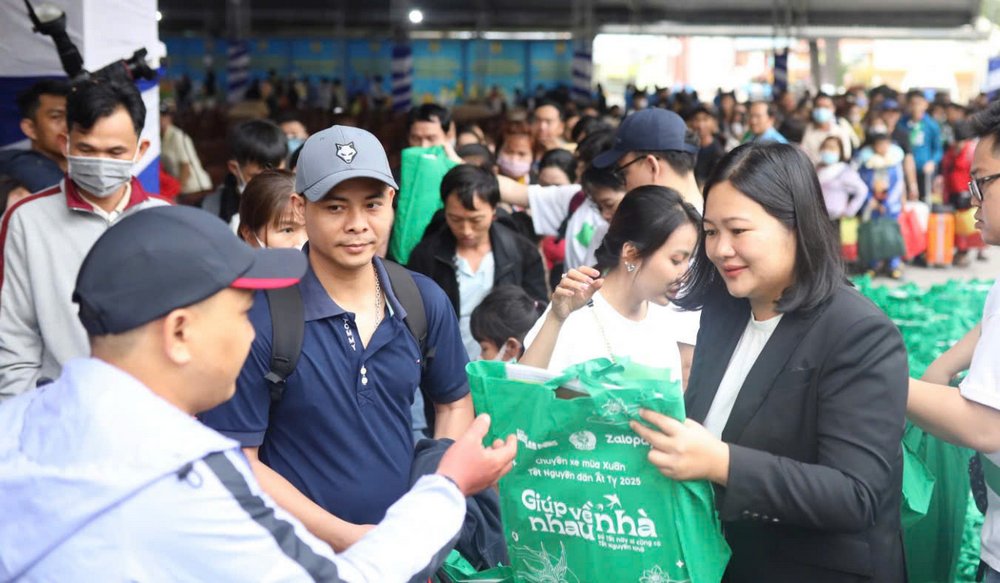 Zalopay cùng các đơn vị trao tặng vé xe và quà Tết cho người lao động