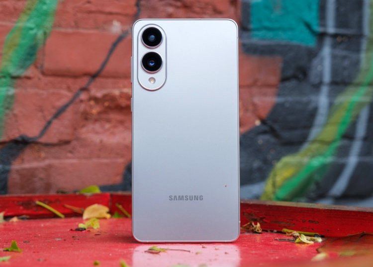 Galaxy S25 Edge siêu mỏng vẫn 'bất tử' khi uốn cong