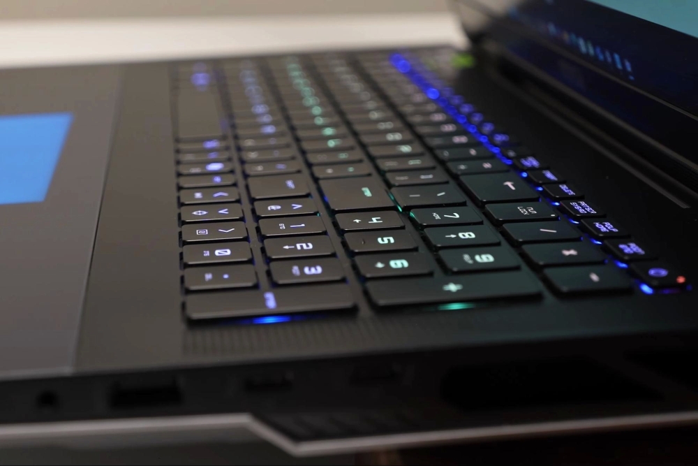 đánh giá MSI Titan 18 HX