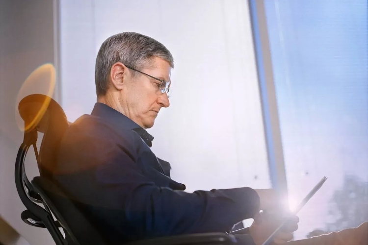 Apple bảo vệ Tim Cook giữa bão tố AI và chỉ trích