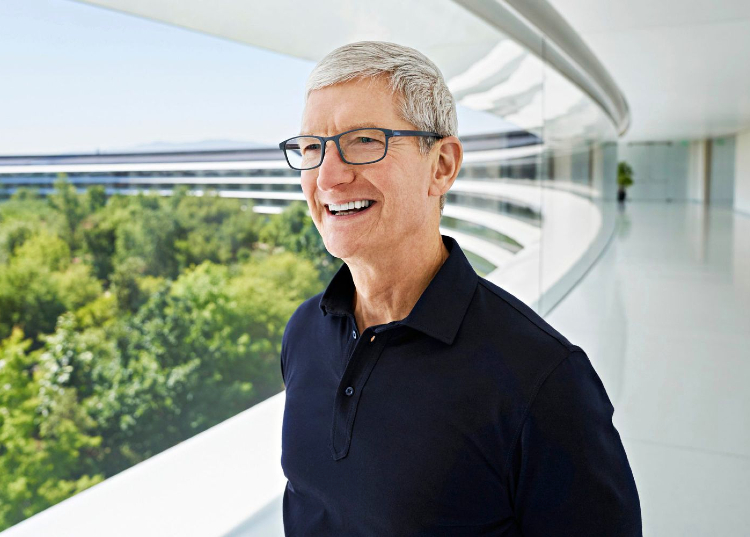 Apple bảo vệ Tim Cook giữa bão tố AI và chỉ trích