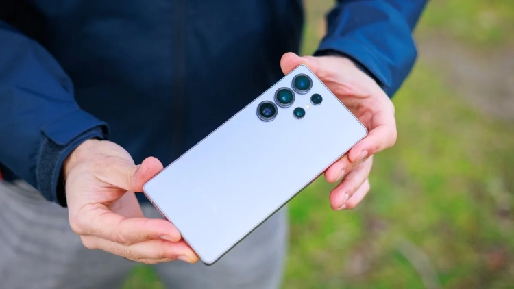 Vì sao pin điện thoại Galaxy mãi không vượt quá 5.000mAh