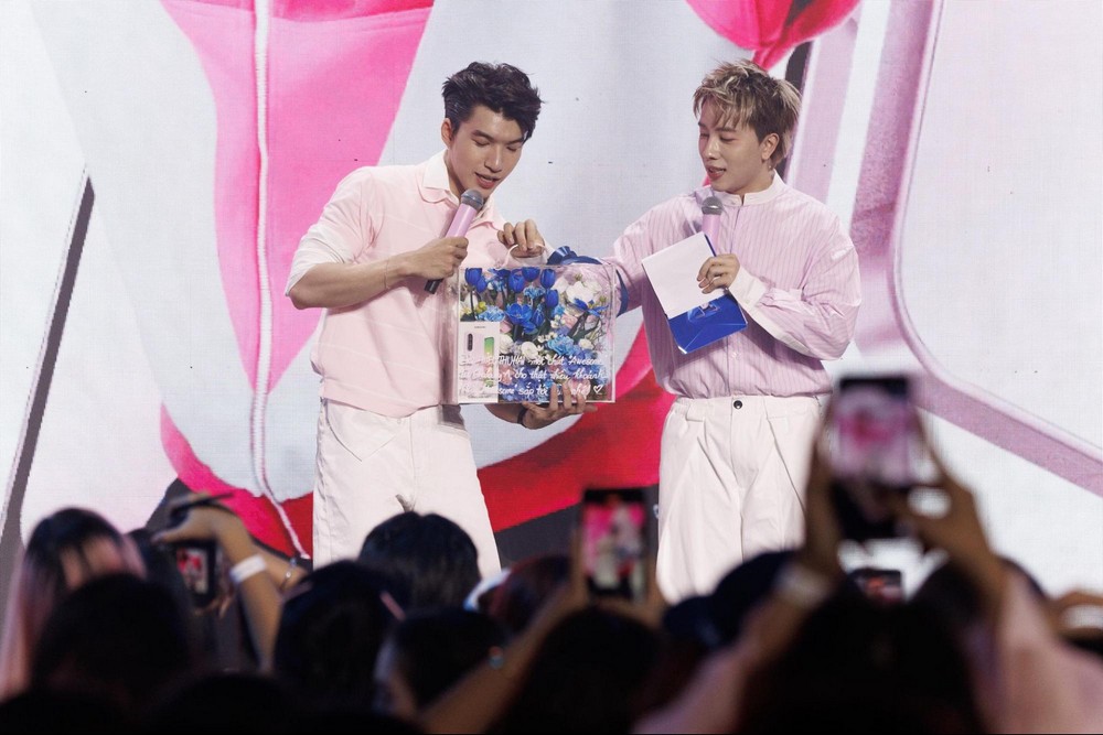 Một ngày “đu idol” HIEUTHUHAI, “lên trình” phong cách cá nhân cùng Galaxy A56 5G