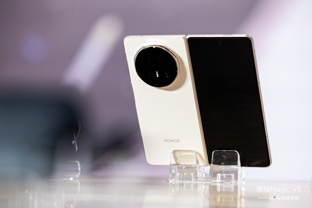 HONOR Magic V5: Smartphone gập nhẹ nhất thế giới