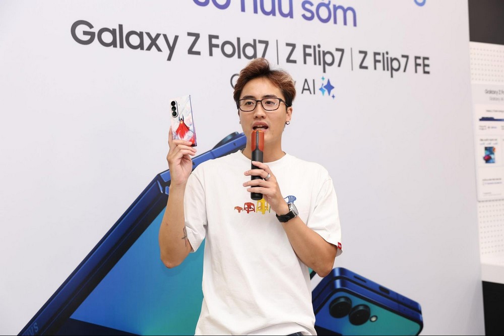 Khách hàng “sĩ hết đời”, tự tay bóc seal Galaxy Z Fold/ Flip7 tại sự kiện mở bán