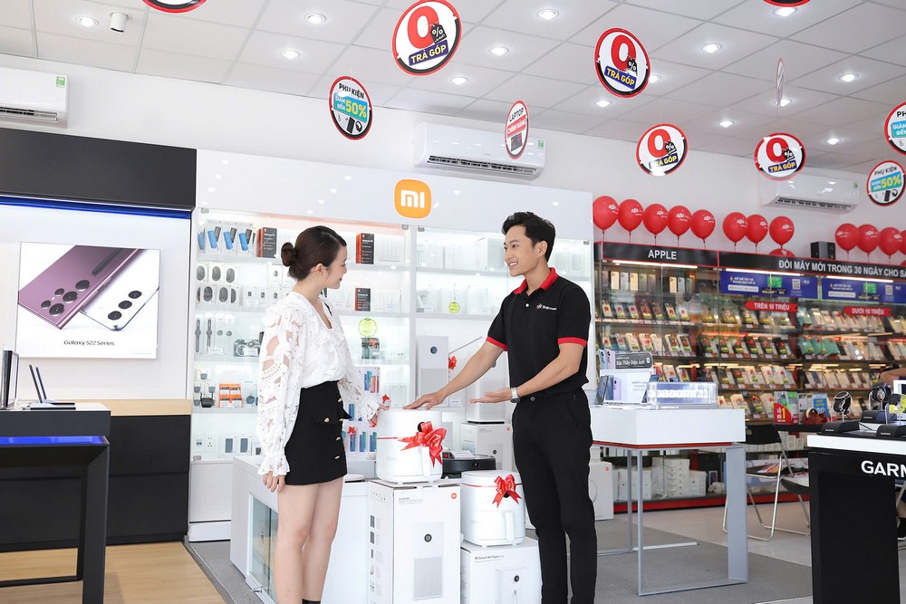 FPT Shop tặng combo công nghệ cho tân sinh viên vượt khó
