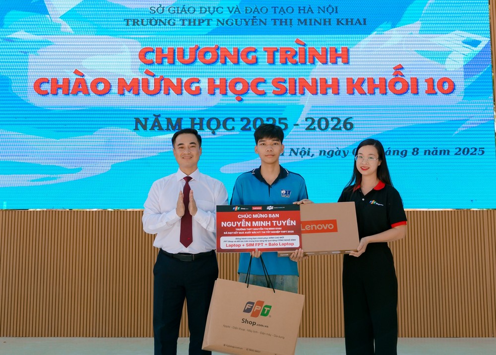 FPT Shop tặng combo công nghệ cho tân sinh viên vượt khó