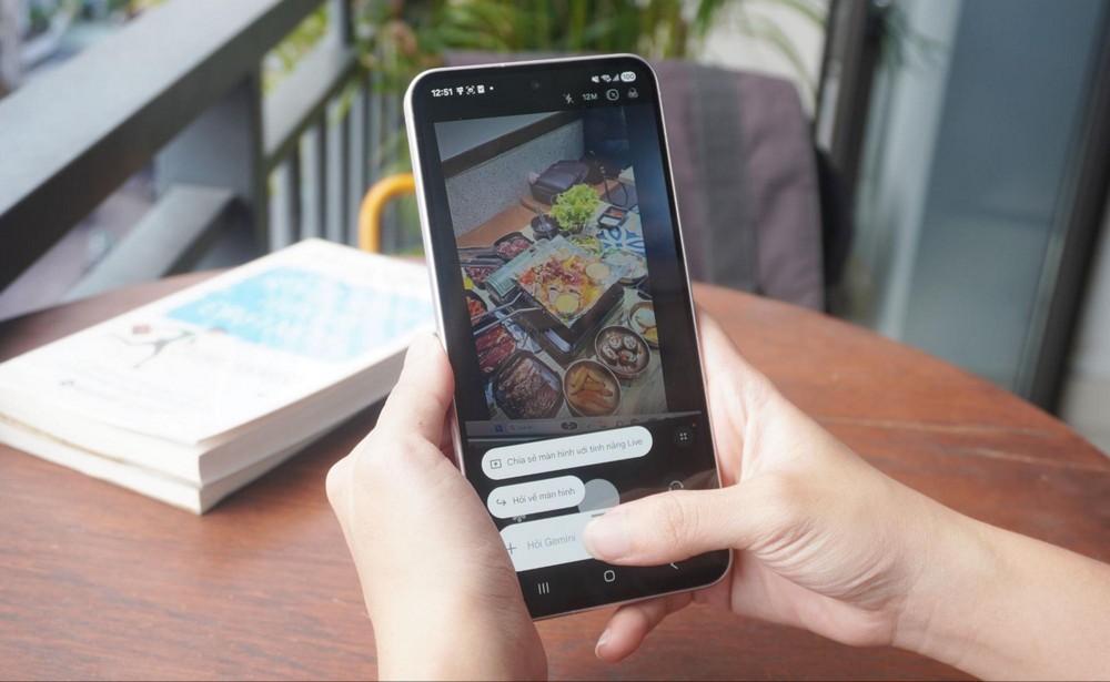Sinh viên hỏi “Ở đâu - Ăn gì - Mua gì” ở TP.HCM, Gemini Live trên Galaxy A56 5G giải đáp từ A đến Á