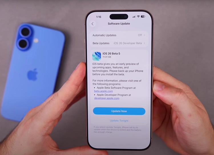 Người dùng nên cài đặt iOS 18.6 hay iOS 26 Beta 5?