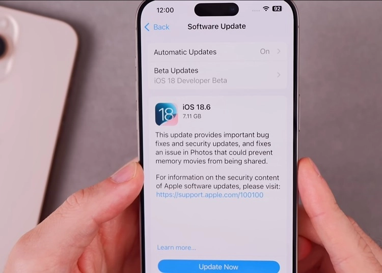 Người dùng nên cài đặt iOS 18.6 hay iOS 26 Beta 5?