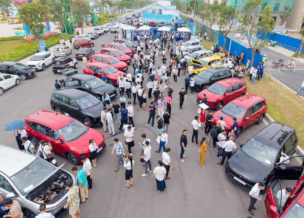 VinFast bàn giao lô xe điện 7 chỗ Limo Green đầu tiên