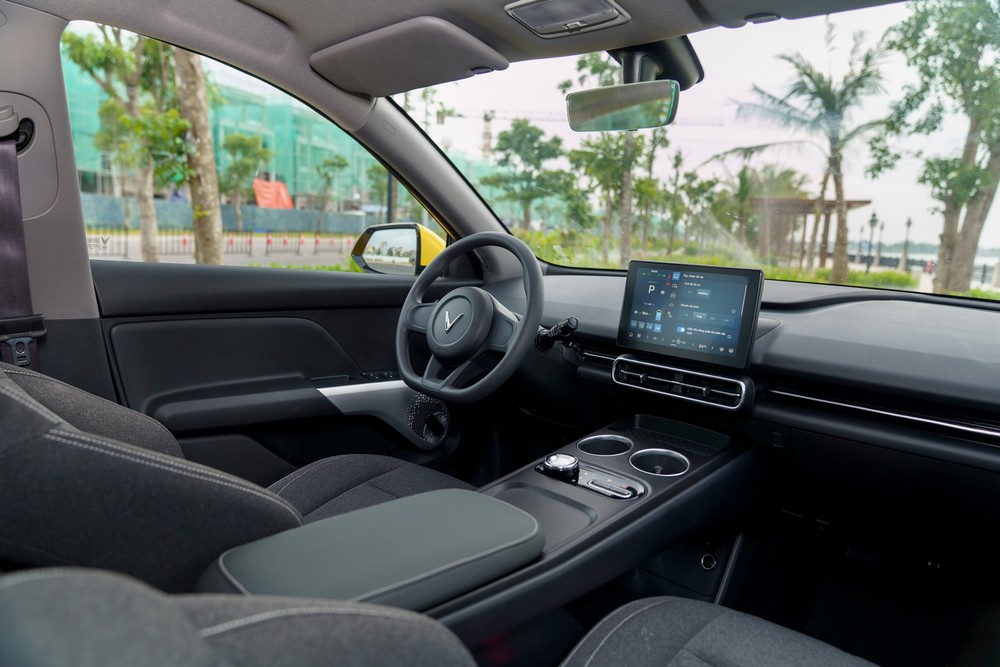 VinFast bàn giao lô xe điện 7 chỗ Limo Green đầu tiên