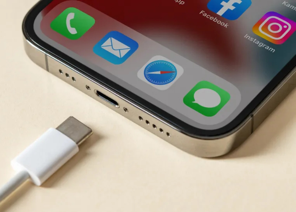 iOS 26 giúp sử dụng bộ sạc công cộng an toàn hơn