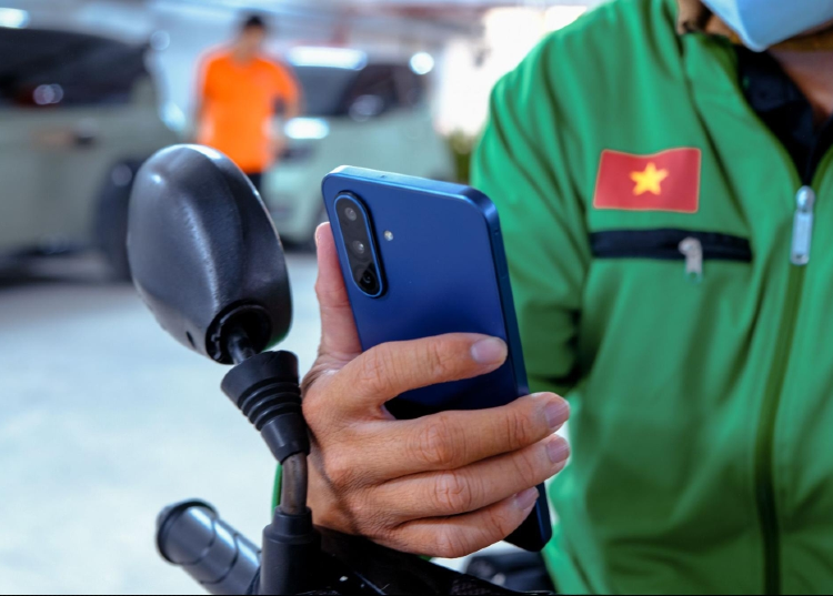 Tài xế công nghệ khởi sự Vlogger: Cần gì máy xịn khi đã có bộ đôi Galaxy A17 5G và Galaxy A17 LTE