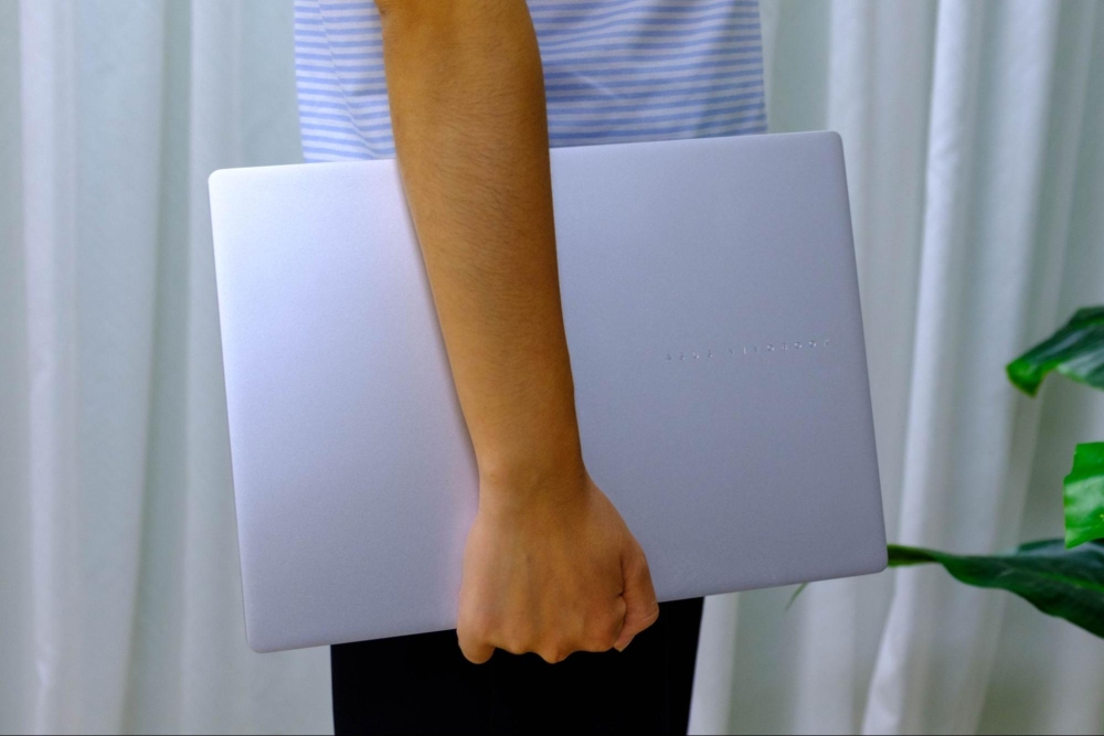 ASUS Vivobook M3407KA: Mỏng nhẹ, pin khỏe, màn OLED