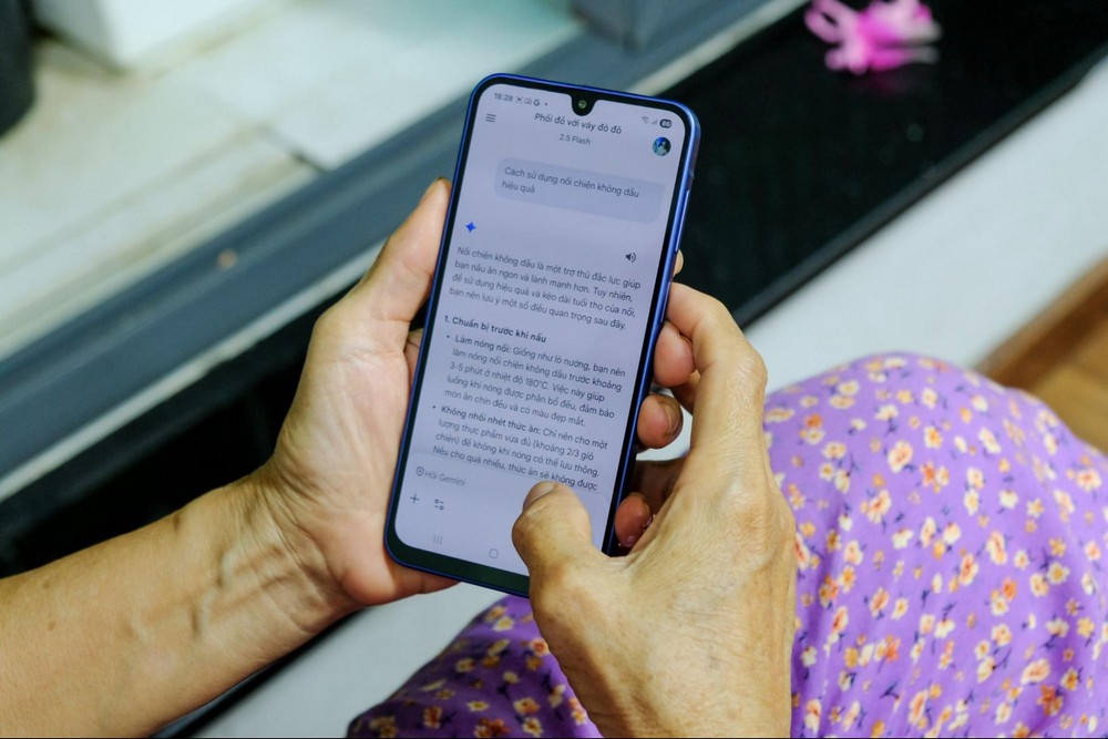 Giúp ba mẹ “biết tuốt” thời hiện đại với Gemini Live trên Galaxy A17 5G
