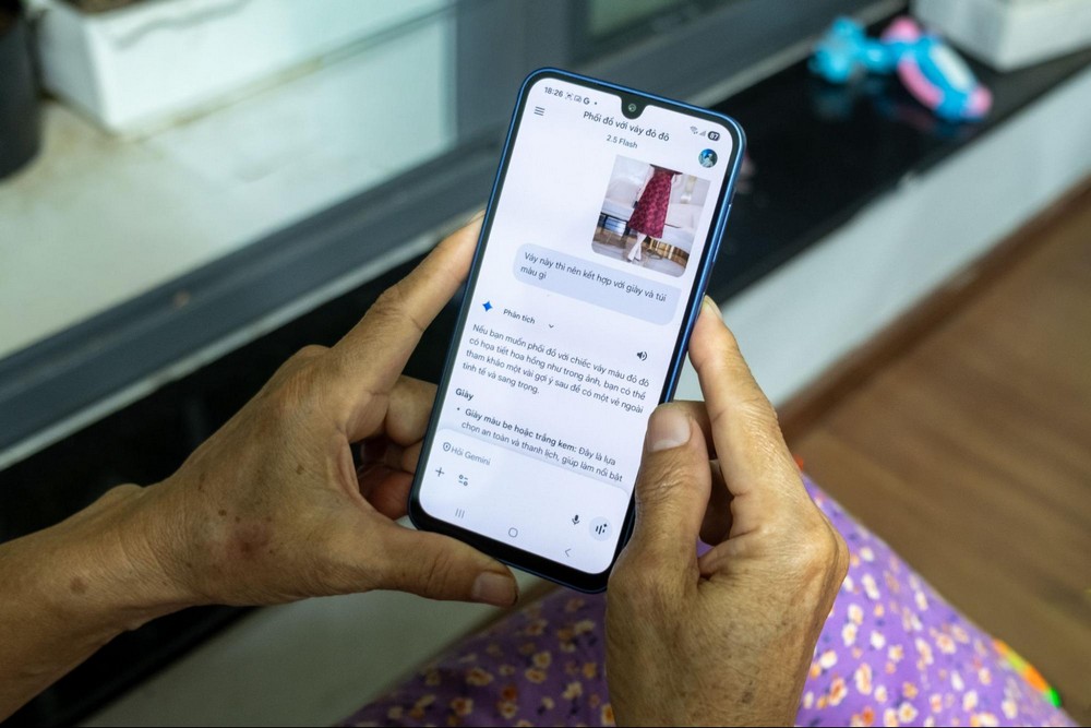 Giúp ba mẹ “biết tuốt” thời hiện đại với Gemini Live trên Galaxy A17 5G