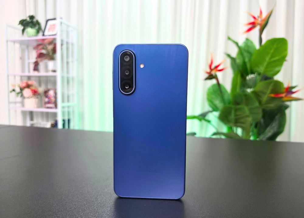 Mưa Sài Gòn bất chợt, sinh viên thì bất chấp với bộ đôi Galaxy A17 5G & Galaxy A07!