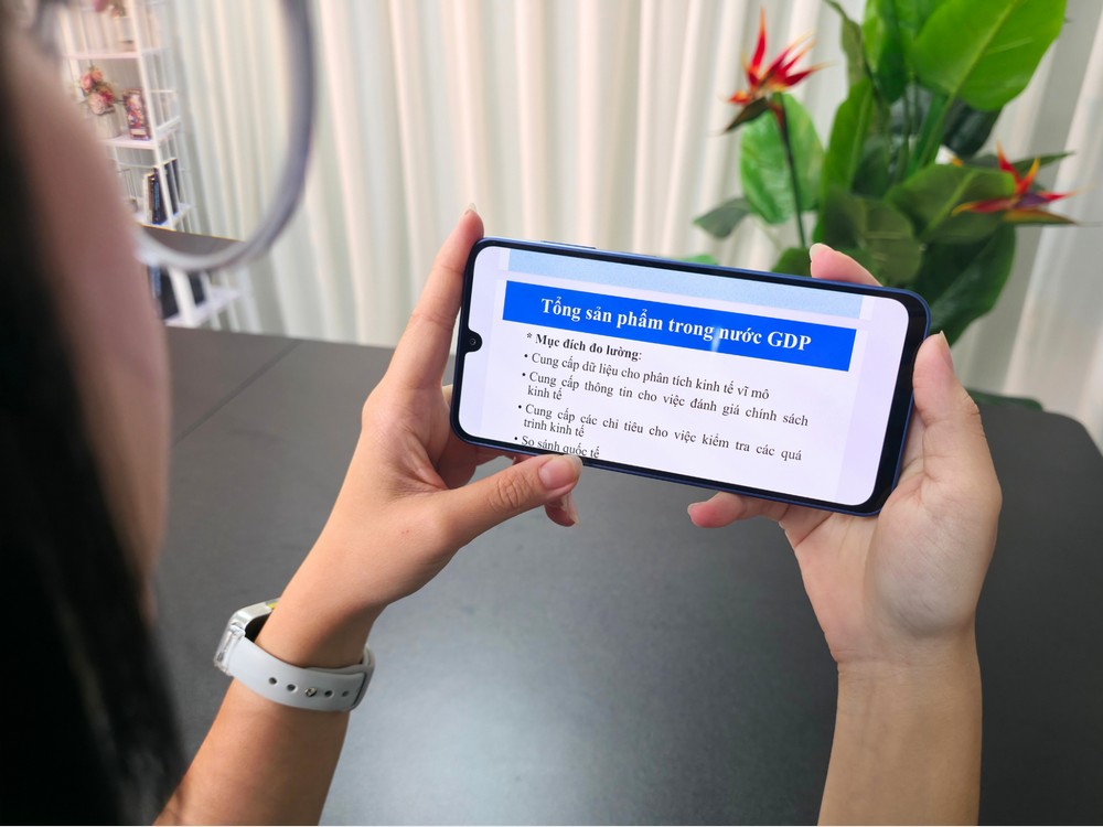 Mưa Sài Gòn bất chợt, sinh viên thì bất chấp với bộ đôi Galaxy A17 5G & Galaxy A07!