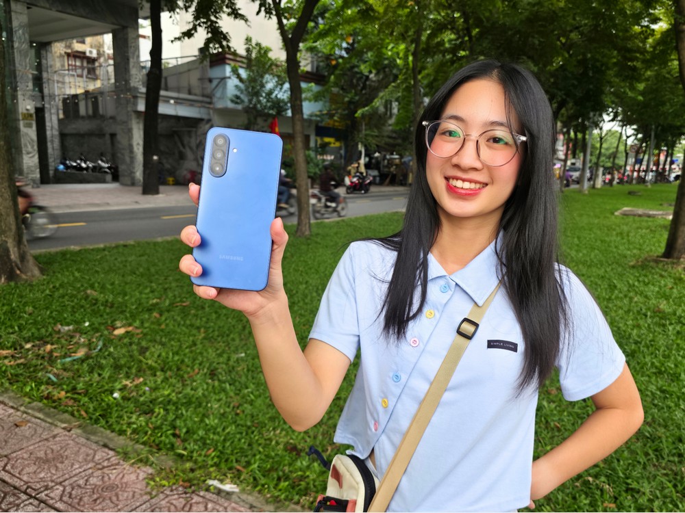 Mưa Sài Gòn bất chợt, sinh viên thì bất chấp với bộ đôi Galaxy A17 5G & Galaxy A07!