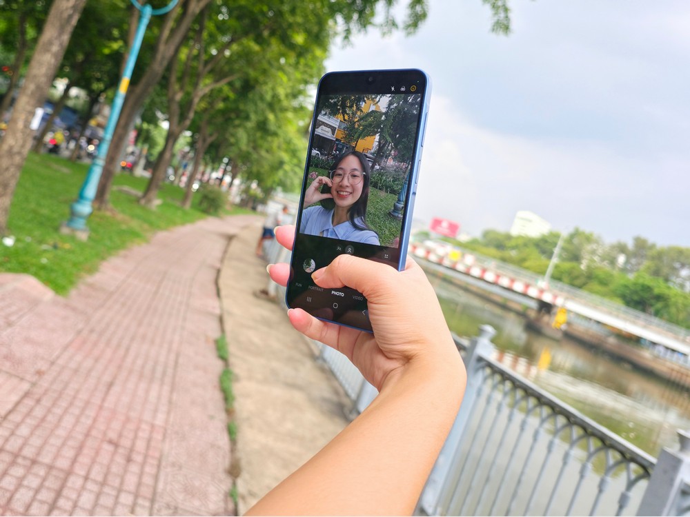 Mưa Sài Gòn bất chợt, sinh viên thì bất chấp với bộ đôi Galaxy A17 5G & Galaxy A07!