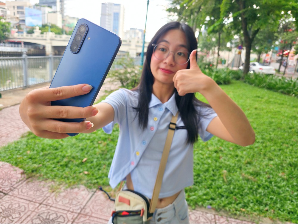 Mưa Sài Gòn bất chợt, sinh viên thì bất chấp với bộ đôi Galaxy A17 5G & Galaxy A07!