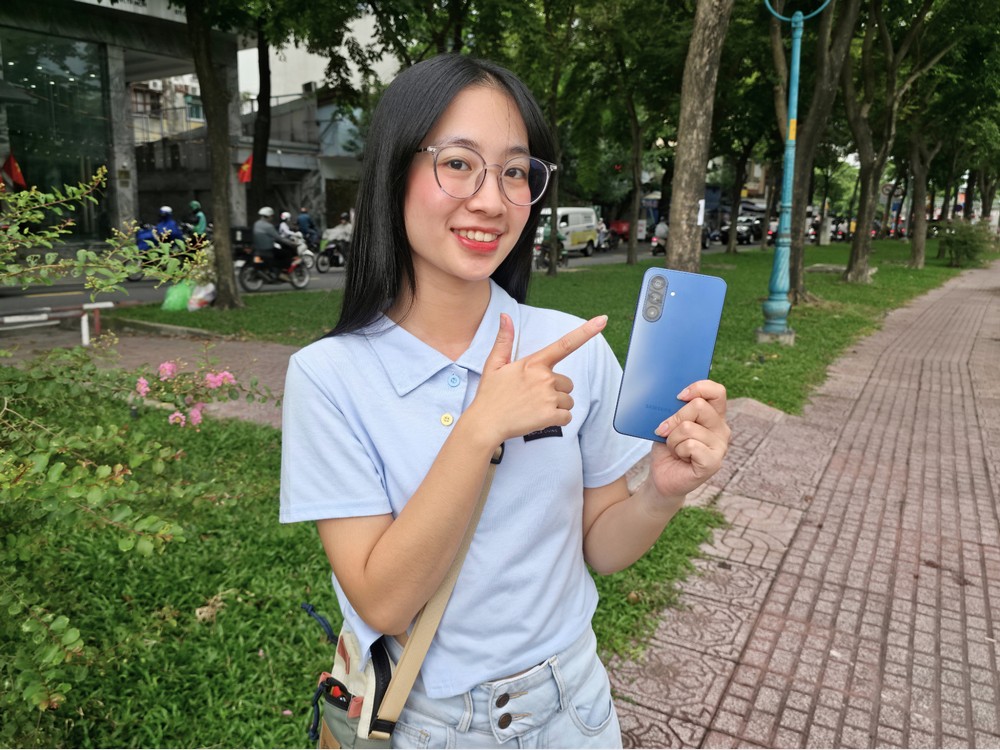 Mưa Sài Gòn bất chợt, sinh viên thì bất chấp với bộ đôi Galaxy A17 5G & Galaxy A07!