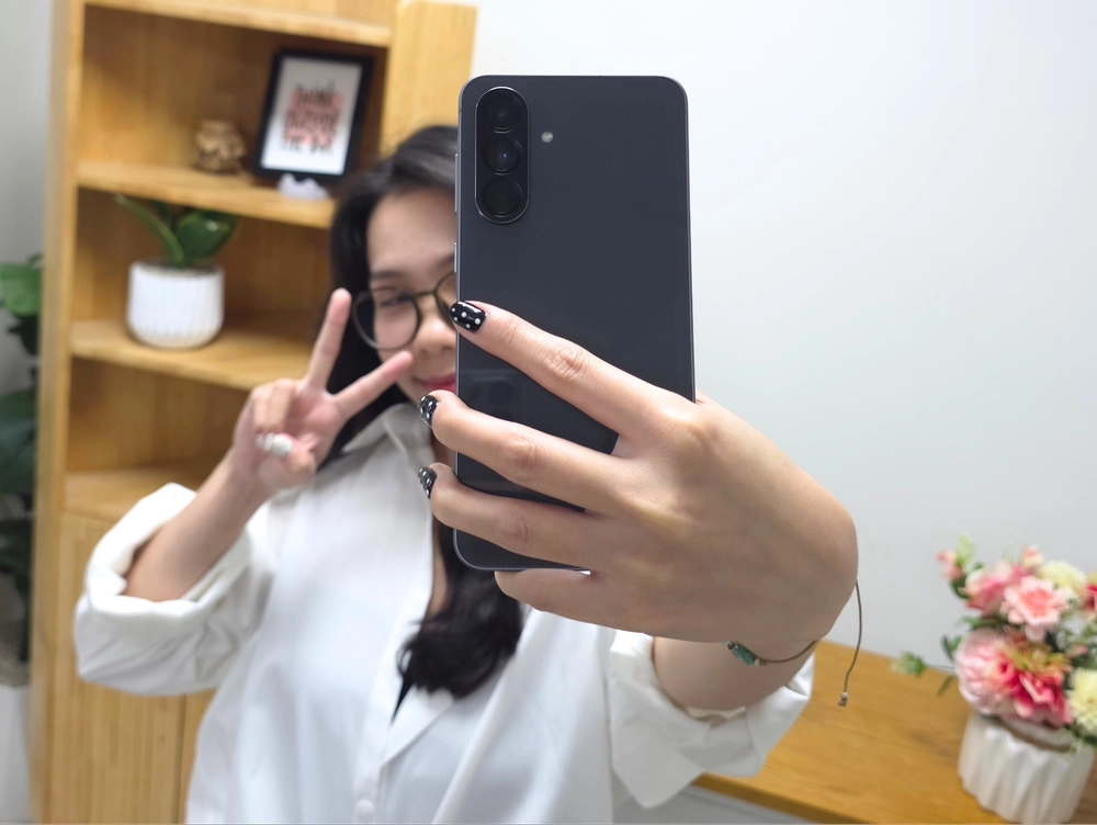 Galaxy A56 5G “kết đôi” cùng Gemini Live: Stylist cá nhân đặc biệt cho dân văn phòng