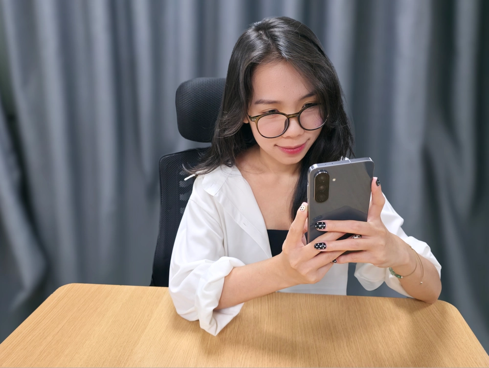 Galaxy A56 5G “kết đôi” cùng Gemini Live: Stylist cá nhân đặc biệt cho dân văn phòng