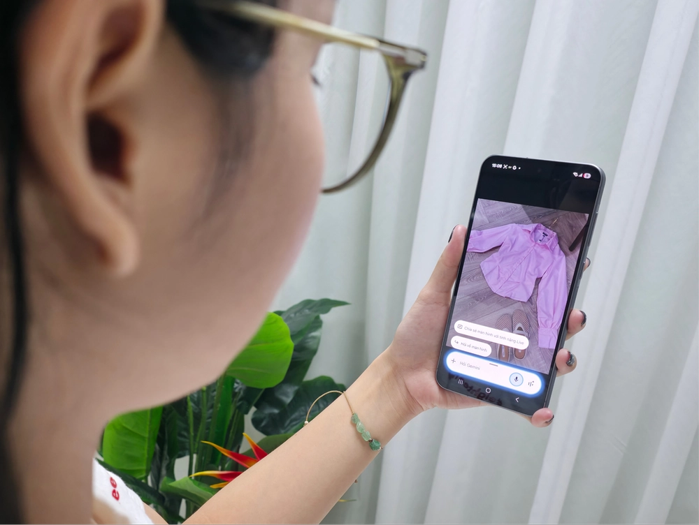 Galaxy A56 5G “kết đôi” cùng Gemini Live: Stylist cá nhân đặc biệt cho dân văn phòng
