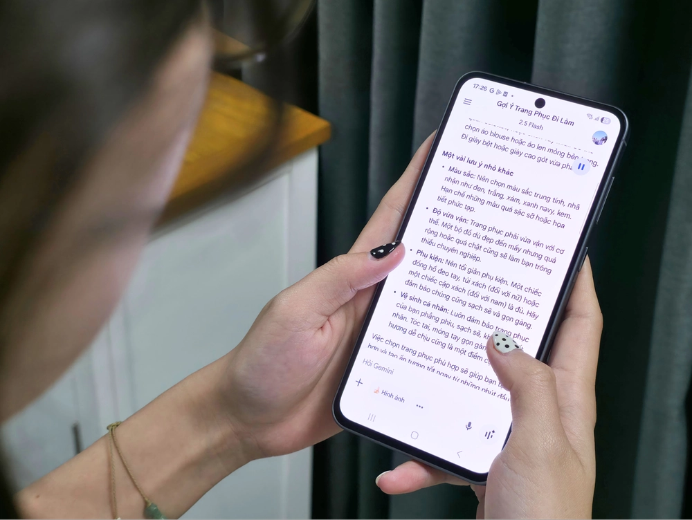 Galaxy A56 5G “kết đôi” cùng Gemini Live: Stylist cá nhân đặc biệt cho dân văn phòng