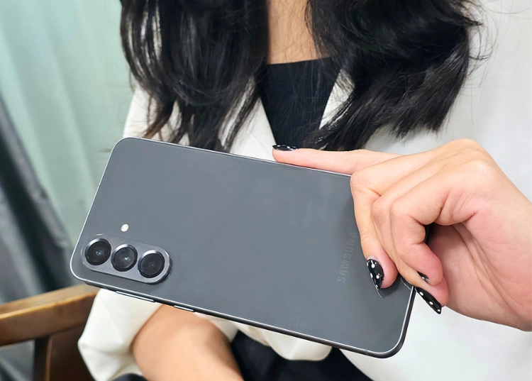 Galaxy A56 5G “kết đôi” cùng Gemini Live: Stylist cá nhân đặc biệt cho dân văn phòng