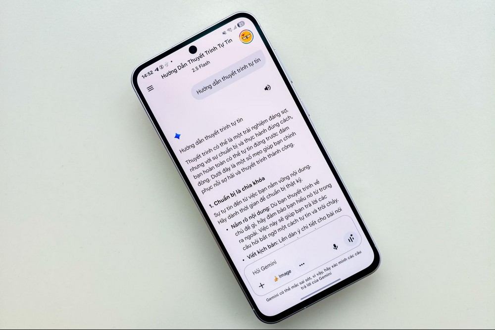 Sinh viên cạn ý tưởng thuyết trình? Gemini Live trên Galaxy A56 5G chính là cứu tinh!
