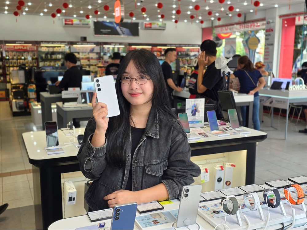 Galaxy S25 FE có gì mà GenZ rần rần xếp hàng chờ đợi mở bán?
