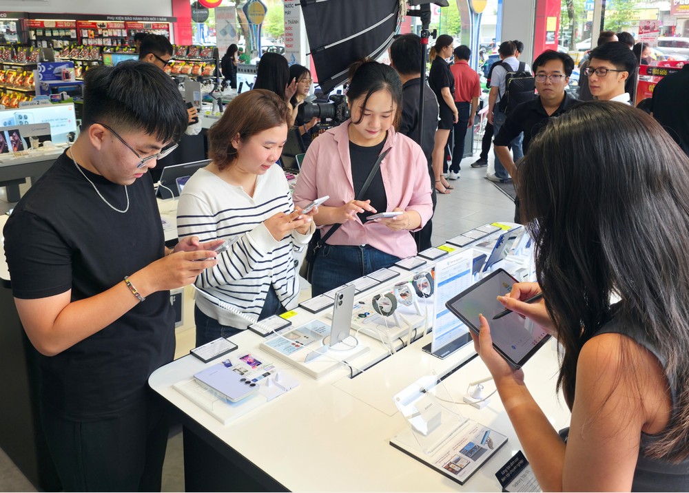 Galaxy S25 FE có gì mà GenZ rần rần xếp hàng chờ đợi mở bán?