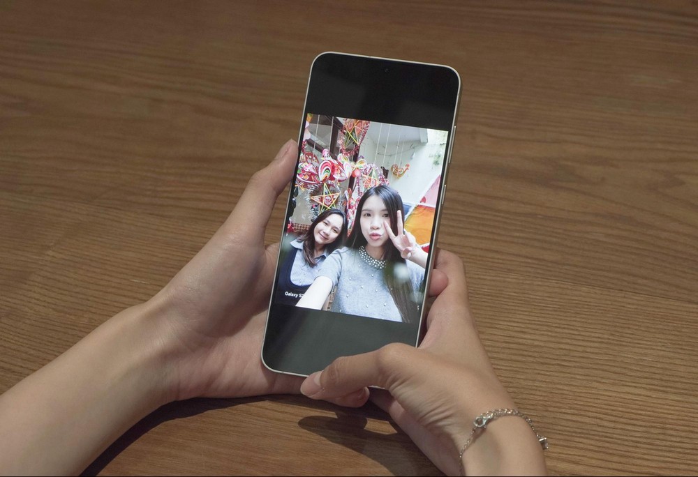 Vui hội Trăng rằm: Galaxy S25 FE giúp GenZ tỏa sáng hơn cả ánh trăng