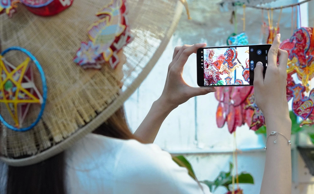 Gen Z mách nhau ‘bí kíp’ check-in phố đèn lồng Sài Gòn chỉ với Galaxy A56 5G