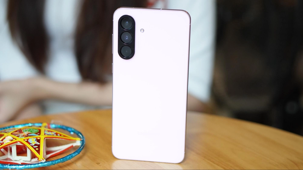 Gen Z mách nhau ‘bí kíp’ check-in phố đèn lồng Sài Gòn chỉ với Galaxy A56 5G