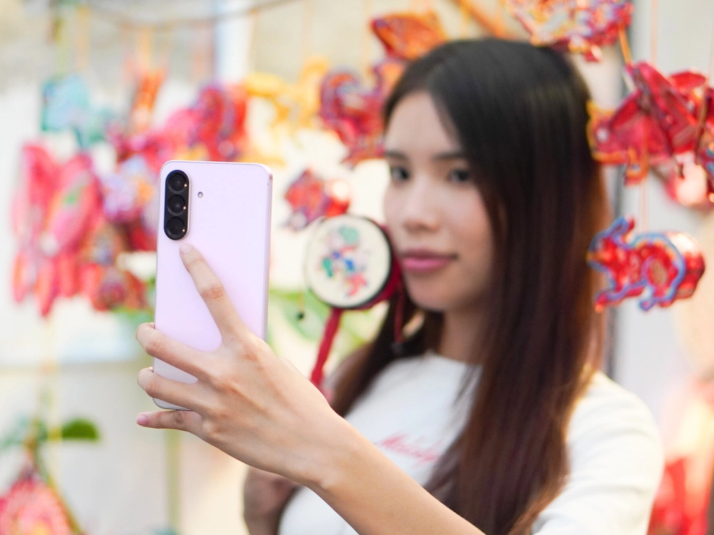 Gen Z mách nhau ‘bí kíp’ check-in phố đèn lồng Sài Gòn chỉ với Galaxy A56 5G