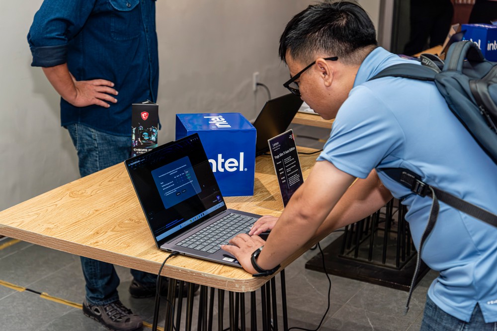 Intel trình diễn các tính năng thực tế của AI PC