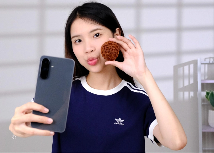 Thưởng vị Đoàn viên chuẩn gu cả nhà: Chọn bánh trung thu dễ dàng cùng Gemini Live trên Galaxy A56 5G