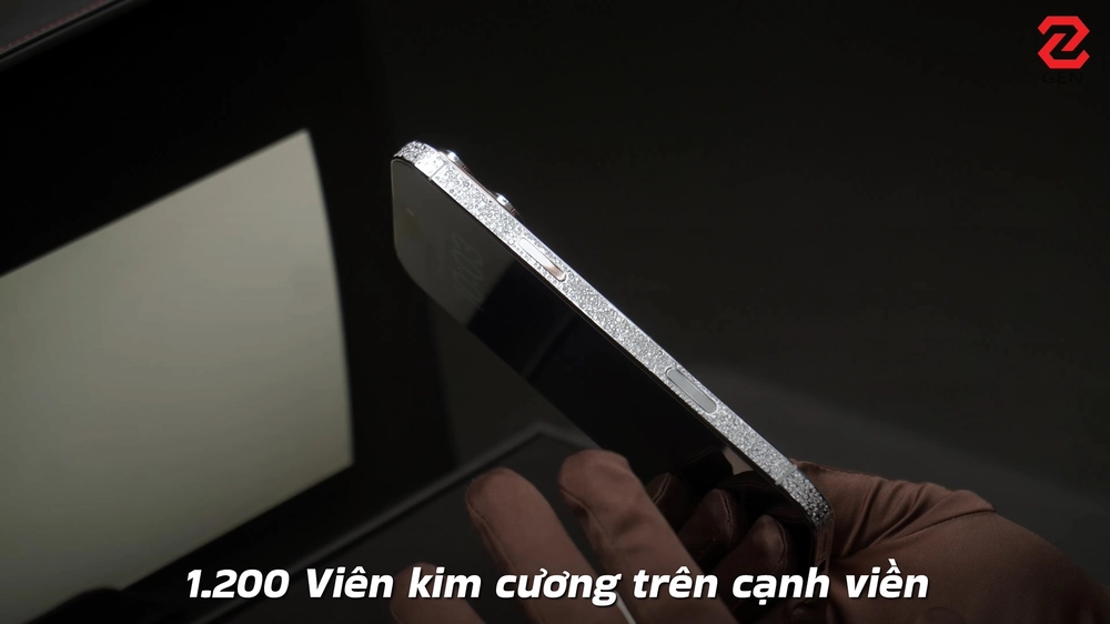 Trên tay “iPhone 17 Pro Max" giá bằng "nửa cái nhà"