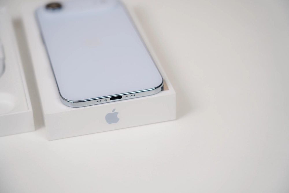 Trên tay iPhone Air: Mảnh mai nhưng mạnh mẽ