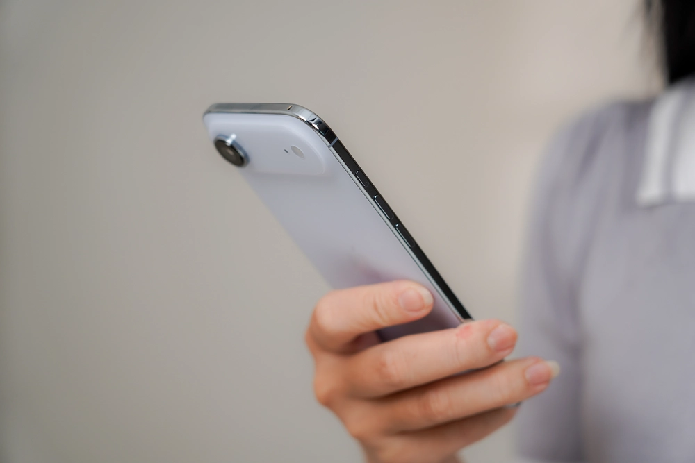 Trên tay iPhone Air: Mảnh mai nhưng mạnh mẽ