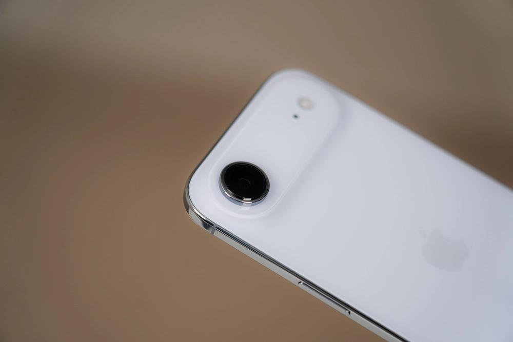 Trên tay iPhone Air: Mảnh mai nhưng mạnh mẽ