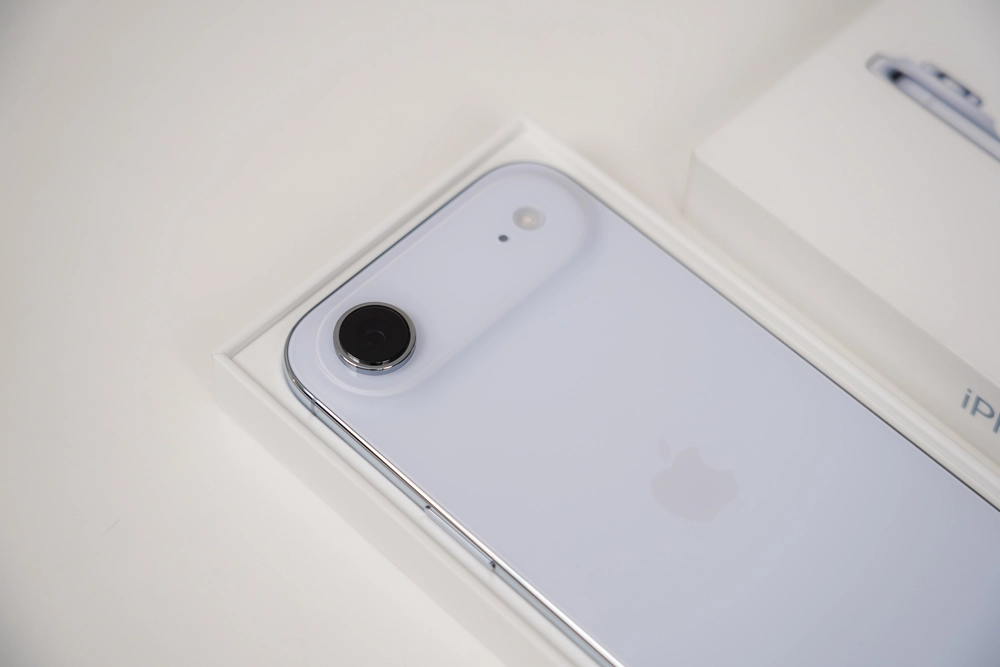 Trên tay iPhone Air: Mảnh mai nhưng mạnh mẽ