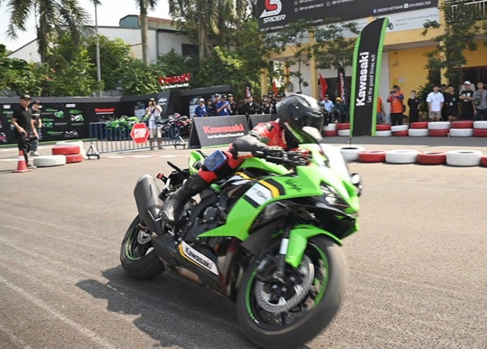 Kawasaki Ninja ZX-6R ABS 2025 ra mắt tại Việt Nam