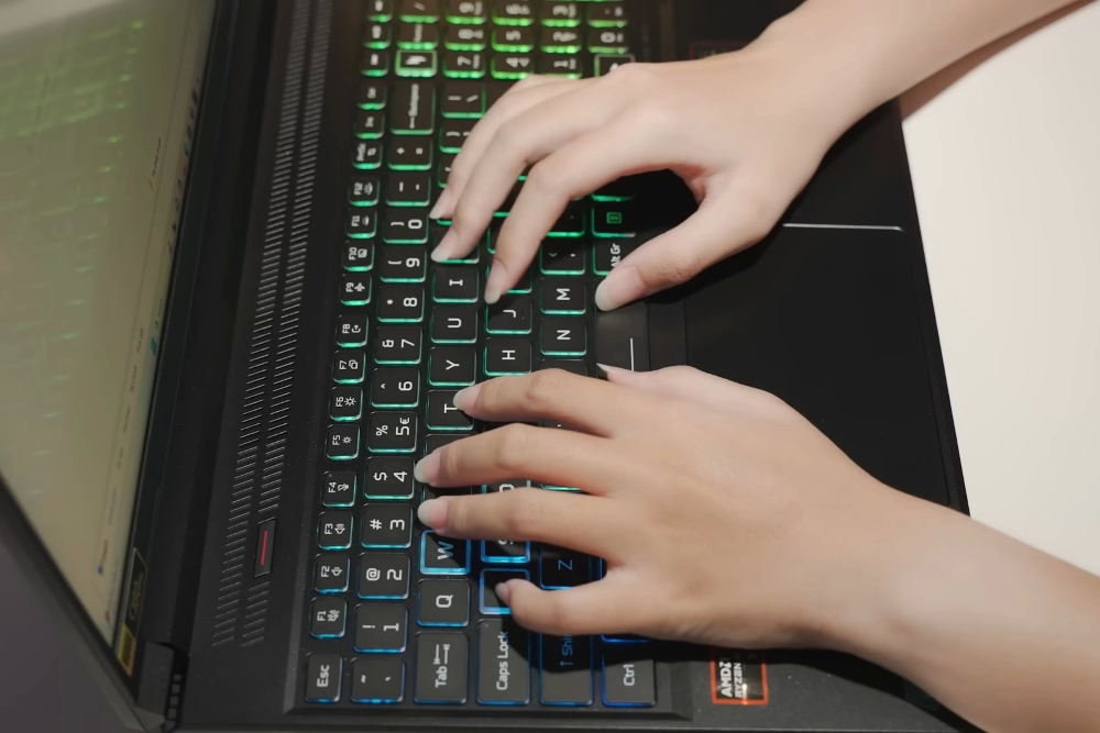 đánh giá acer nitro v16s 2025