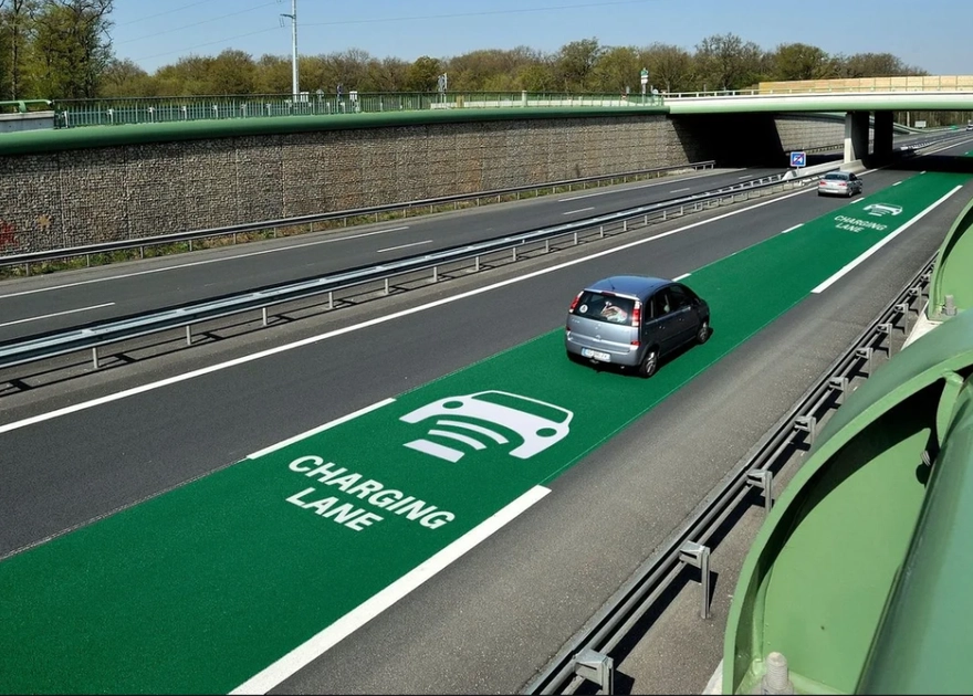 Đường cao tốc đầu tiên sạc không dây cho xe điện